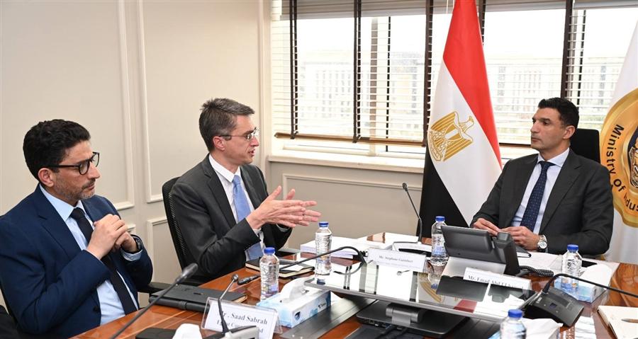 وزير الصناعة يبحث مع البنك الدولي دعم خطة التنمية الصناعية في مصر